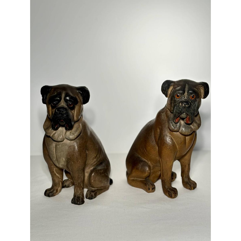 Een paar veelkleurige terracotta sculpturen van Engelse bulldogs, Engeland, 19e eeuw.