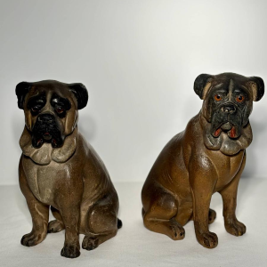 Paire de sculptures de bouledogues anglais, terre cuite polychrome, Angleterre XIXe siècle