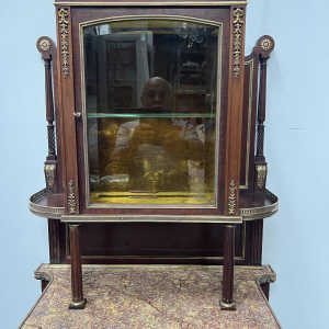 Meuble vitrine Napoléon III en acajou et bronze ciselé, XIX siècle