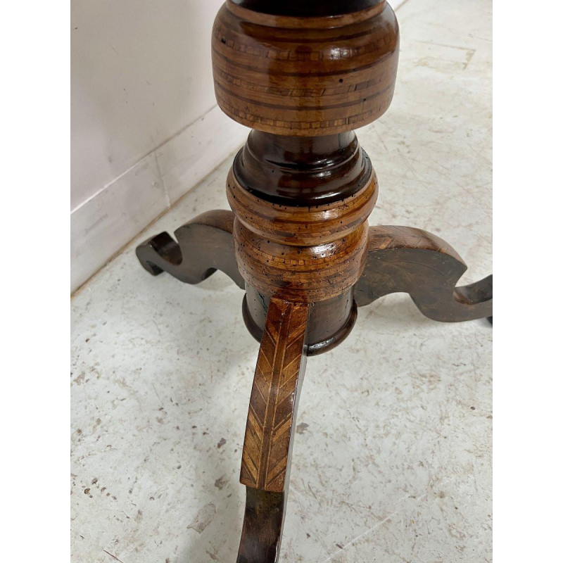 Guéridon octogonal Napoléon III en marqueterie, pied central tripode, Italie XIX siècle