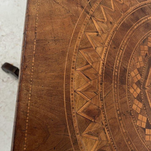 Achthoekige Napoleon III marqueterie tafel met een centrale driepootbasis, Italië, 19e eeuw