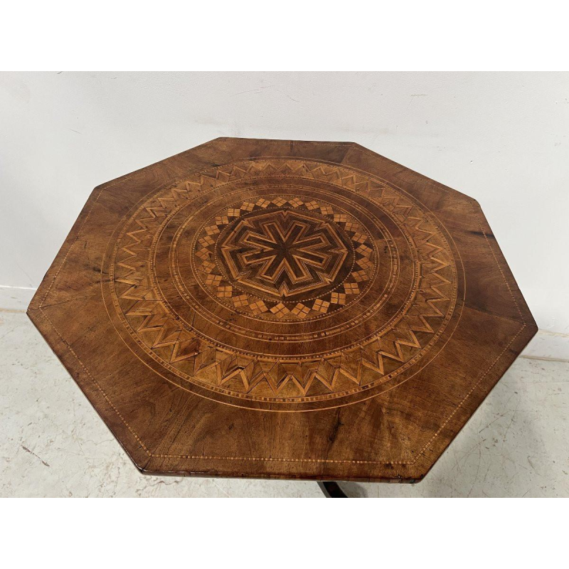 Achthoekige Napoleon III marqueterie tafel met een centrale driepootbasis, Italië, 19e eeuw