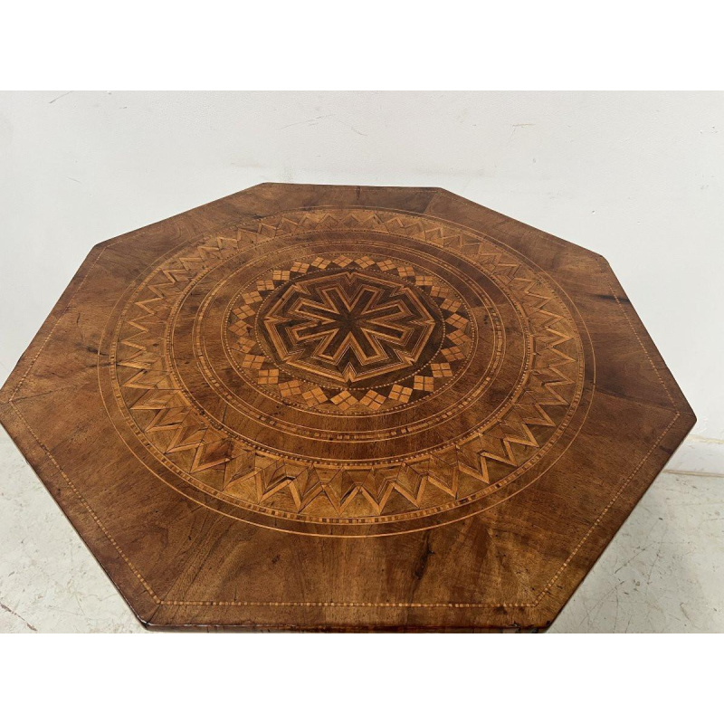 Achthoekige Napoleon III marqueterie tafel met een centrale driepootbasis, Italië, 19e eeuw