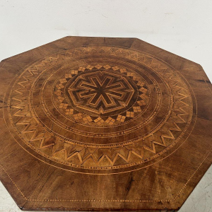 Achthoekige Napoleon III marqueterie tafel met een centrale driepootbasis, Italië, 19e eeuw
