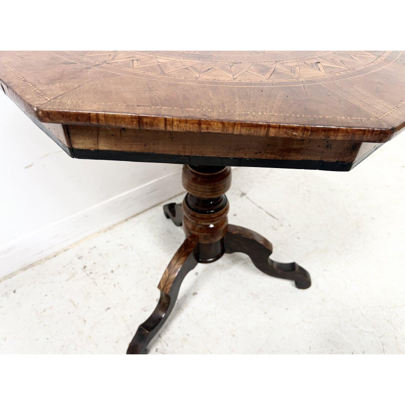 Achthoekige Napoleon III marqueterie tafel met een centrale driepootbasis, Italië, 19e eeuw