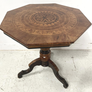 Achthoekige Napoleon III marqueterie tafel met een centrale driepootbasis, Italië, 19e eeuw