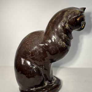 Chat assis en céramique émaillée - France, XXe siècle