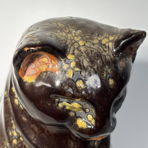 Chat assis en céramique émaillée - France, XXe siècle