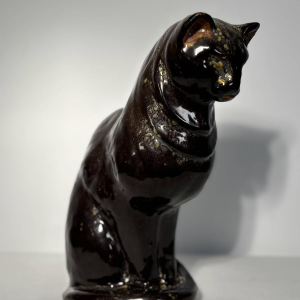 Chat assis en céramique émaillée - France, XXe siècle