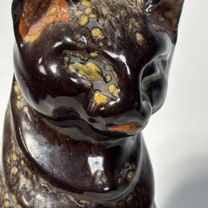 Chat assis en céramique émaillée - France, XXe siècle