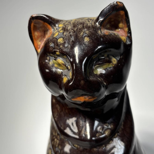 Chat assis en céramique émaillée - France, XXe siècle