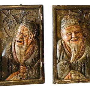 Een paar gebeeldhouwde houten wandlampen versierd met Chinese figuren, 20e eeuw