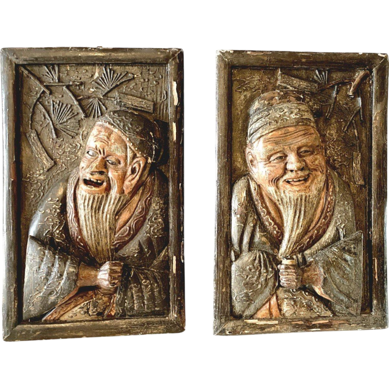 Een paar gebeeldhouwde houten wandlampen versierd met Chinese figuren, 20e eeuw