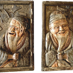 Paire d’appliques en bois sculpté à décor de Chinois, XXᵉ siècle