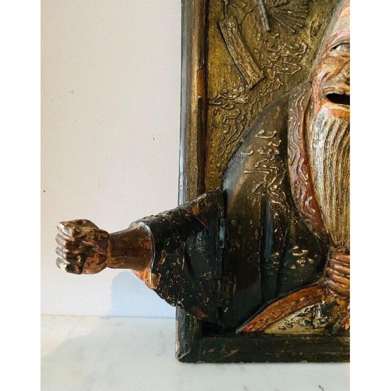 Een paar gebeeldhouwde houten wandlampen versierd met Chinese figuren, 20e eeuw