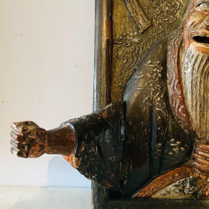 Paire d’appliques en bois sculpté à décor de Chinois, XXᵉ siècle