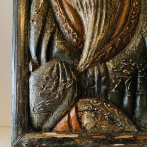 Een paar gebeeldhouwde houten wandlampen versierd met Chinese figuren, 20e eeuw