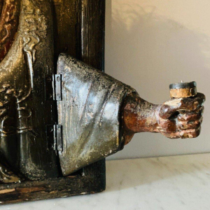 Paire d’appliques en bois sculpté à décor de Chinois, XXᵉ siècle