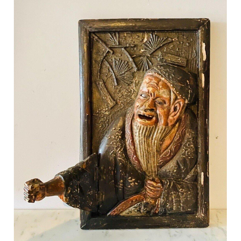 Paire d’appliques en bois sculpté à décor de Chinois, XXᵉ siècle