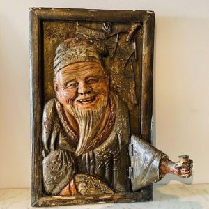 Paire d’appliques en bois sculpté à décor de Chinois, XXᵉ siècle