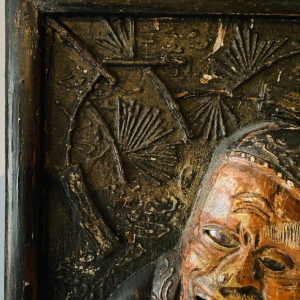 Paire d’appliques en bois sculpté à décor de Chinois, XXᵉ siècle