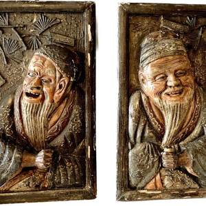 Paire d’appliques en bois sculpté à décor de Chinois, XXᵉ siècle