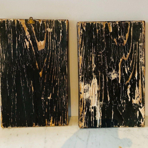 Een paar gebeeldhouwde houten wandlampen versierd met Chinese figuren, 20e eeuw