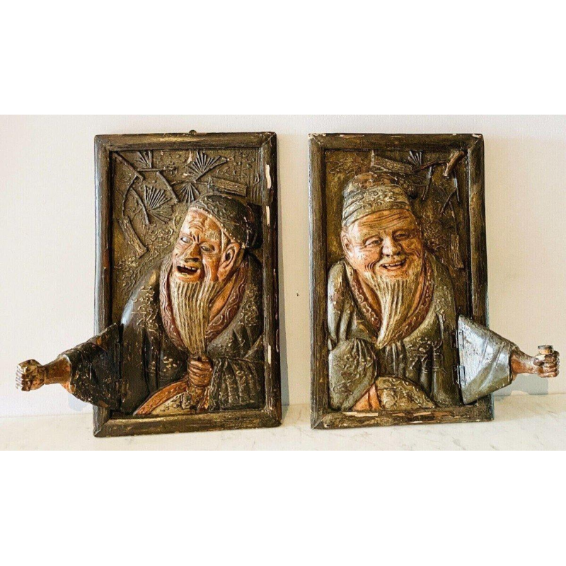 Een paar gebeeldhouwde houten wandlampen versierd met Chinese figuren, 20e eeuw