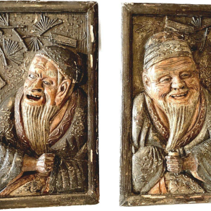 Een paar gebeeldhouwde houten wandlampen versierd met Chinese figuren, 20e eeuw