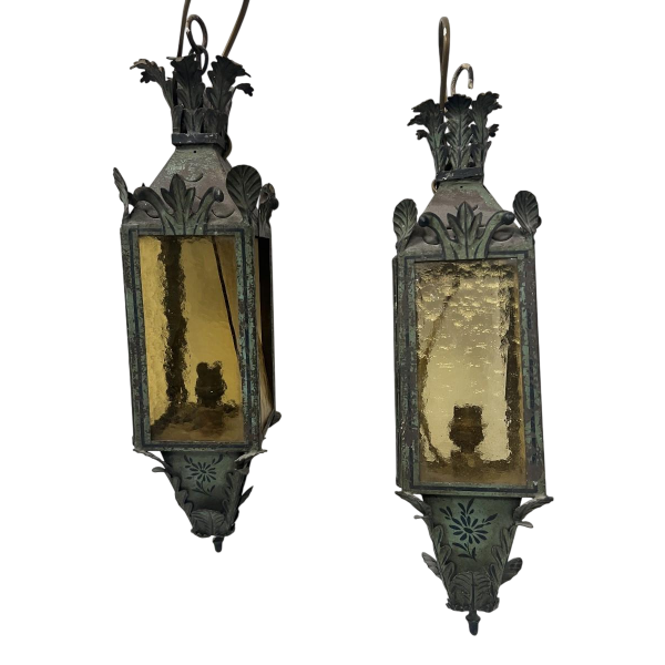 Paire de lanternes en tôle laquée, XXᵉ siècle