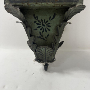 Een paar gelakte plaatstalen lantaarns, 20e eeuw