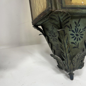 Een paar gelakte plaatstalen lantaarns, 20e eeuw