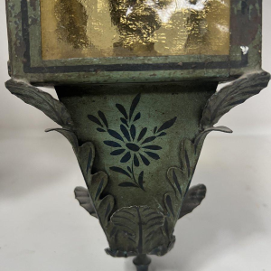 Een paar gelakte plaatstalen lantaarns, 20e eeuw