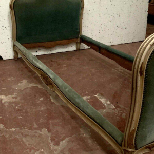 Banquette lit de repos LouisXV en bois laqué et doré, XXᵉ siècle