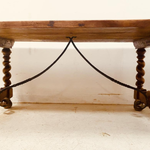 Kloostertafel van massief walnotenhout, gehamerd ijzeren frame, gedraaide poten, 19e eeuw