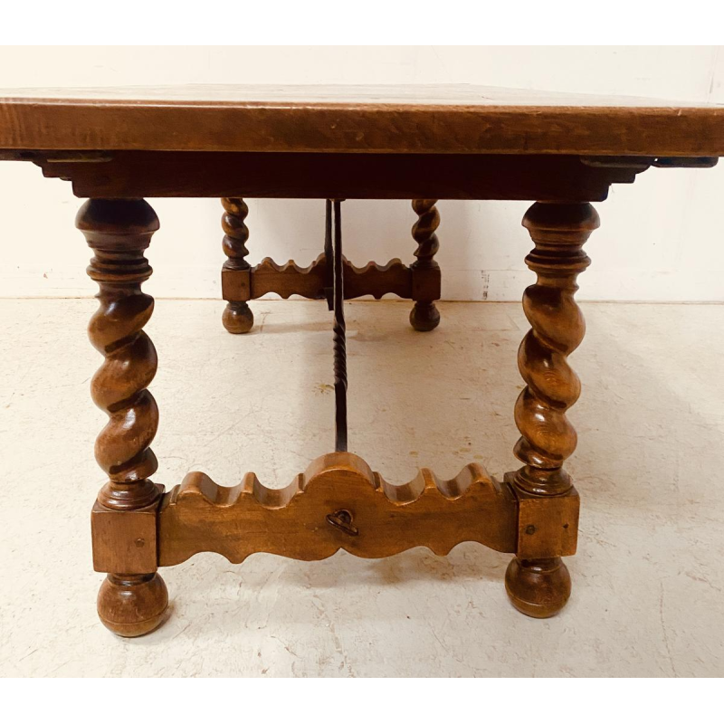 Kloostertafel van massief walnotenhout, gehamerd ijzeren frame, gedraaide poten, 19e eeuw