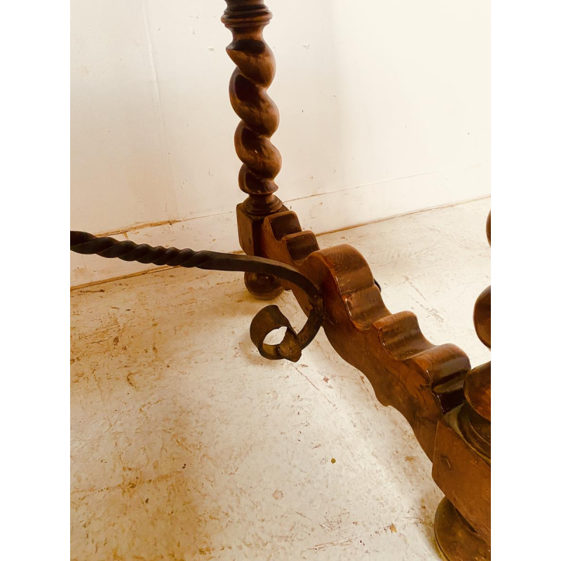Kloostertafel van massief walnotenhout, gehamerd ijzeren frame, gedraaide poten, 19e eeuw