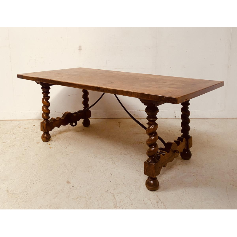 Kloostertafel van massief walnotenhout, gehamerd ijzeren frame, gedraaide poten, 19e eeuw