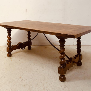 Table de monastère en noyer massif, entretoise en fer martelé, pieds torsadés, XIXe siècle