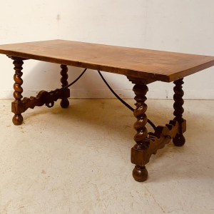 Table de monastère en noyer massif, entretoise en fer martelé, pieds torsadés, XIXe siècle