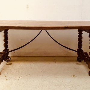 Table de monastère en noyer massif, entretoise en fer martelé, pieds torsadés, XIXe siècle