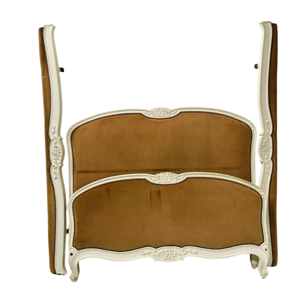 Bed in Louis XV-stijl, vervaardigd uit fijn bewerkt, antiek gepatineerd beukenhout, 20e eeuw.