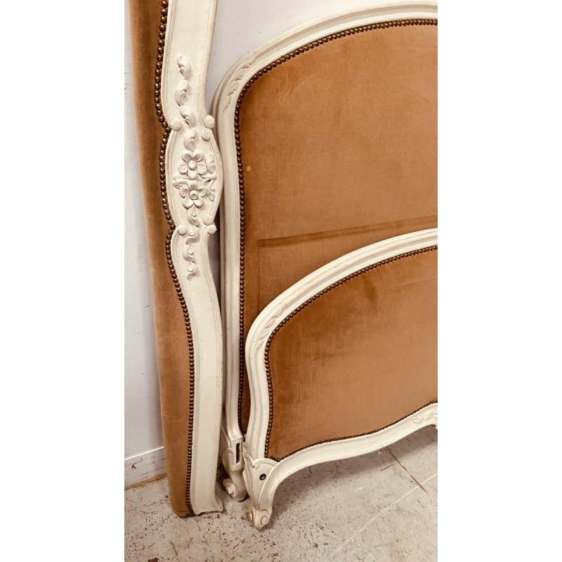 Lit de style Louis XV en hêtre patine à l'antique finement sculpté, XX siècle