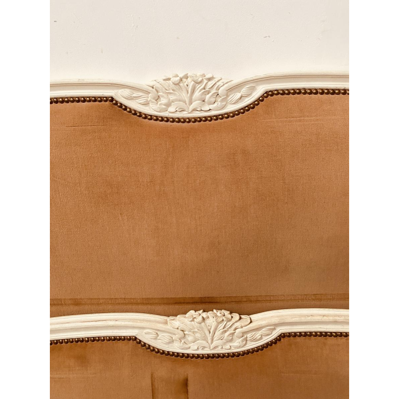 Bed in Louis XV-stijl, vervaardigd uit fijn bewerkt, antiek gepatineerd beukenhout, 20e eeuw.