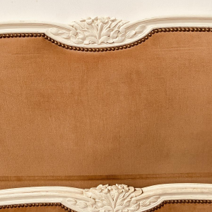 Bed in Louis XV-stijl, vervaardigd uit fijn bewerkt, antiek gepatineerd beukenhout, 20e eeuw.