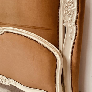 Lit de style Louis XV en hêtre patine à l'antique finement sculpté, XX siècle