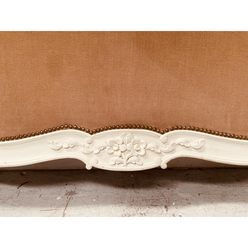 Bed in Louis XV-stijl, vervaardigd uit fijn bewerkt, antiek gepatineerd beukenhout, 20e eeuw.