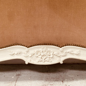 Lit de style Louis XV en hêtre patine à l'antique finement sculpté, XX siècle