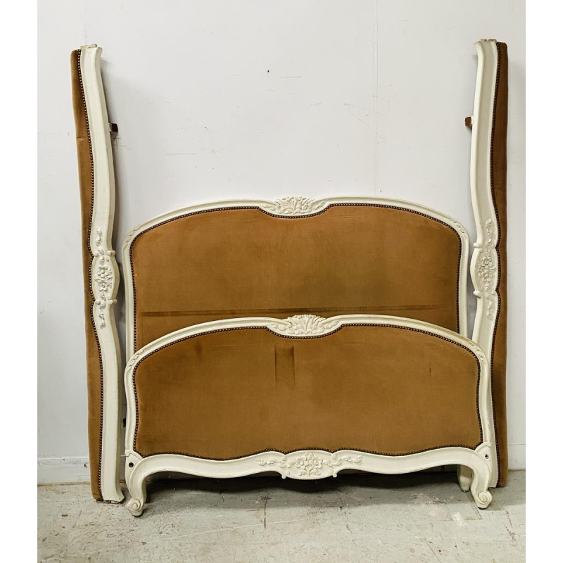 Bed in Louis XV-stijl, vervaardigd uit fijn bewerkt, antiek gepatineerd beukenhout, 20e eeuw.