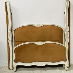 Bed in Louis XV-stijl, vervaardigd uit fijn bewerkt, antiek gepatineerd beukenhout, 20e eeuw.